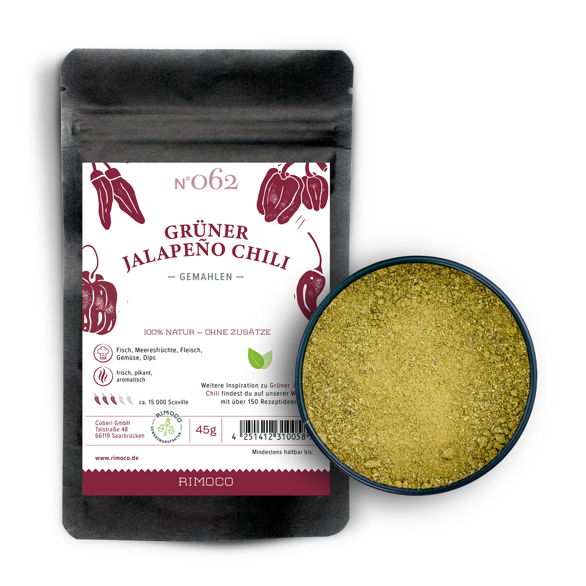 Schwarze Packung Grüner Jalapeño Chili gemahlen neben einer Schale mit grünem Chilipulver.