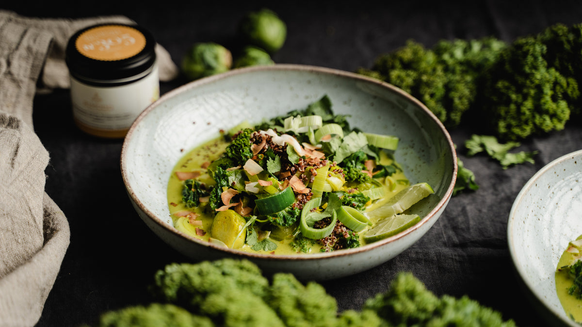 Eine Schale mit grünem Salat, Avocado, Quinoa und etwas gemahlenen Grundausstattung 48 Gewürze.