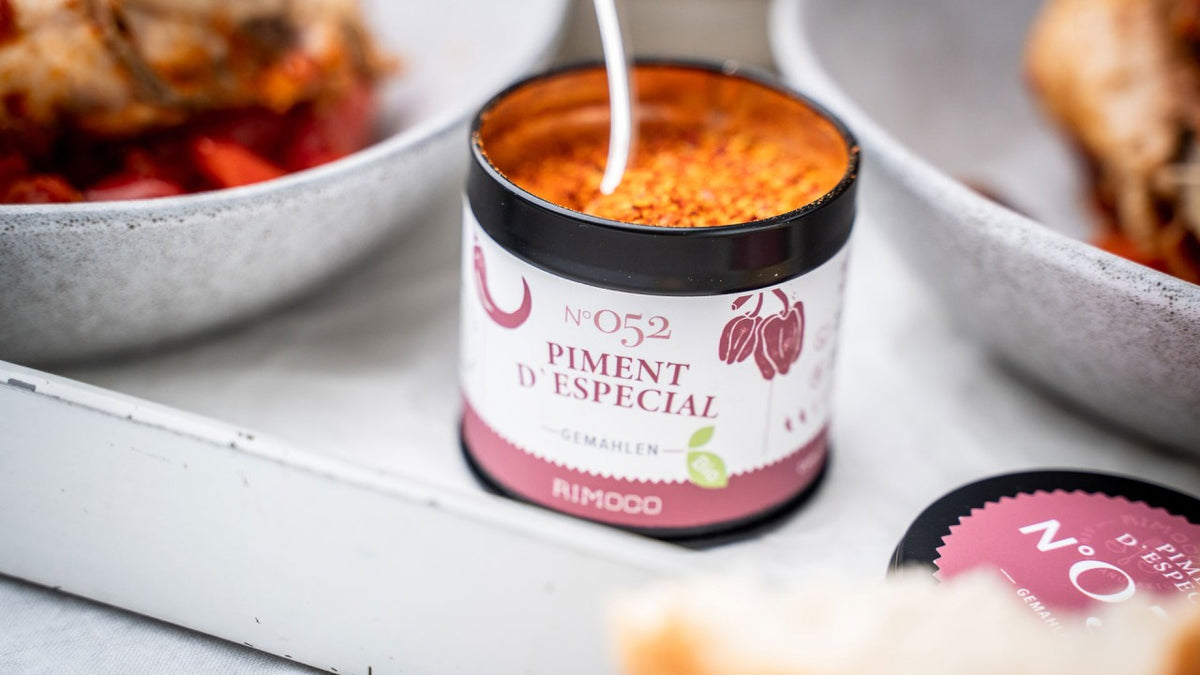 Geöffnete Dose mit gemahlenem Piment d’Especial, darin ein kleiner Löffel.