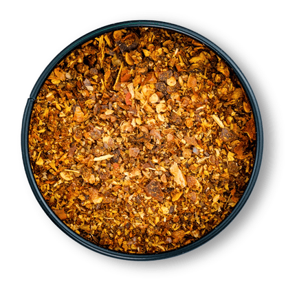 Runde schwarze Dose mit grobem, rotbraunem Bio Harissa Gewürz gefüllt.