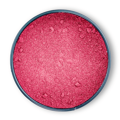 Runde Dose mit leuchtend pinkem, schimmerndem Hibiskuspulver von oben gesehen.