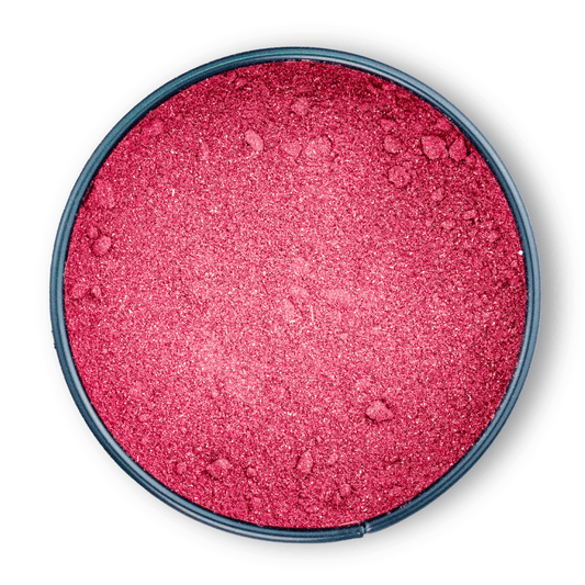 Runde Dose mit leuchtend pinkem, schimmerndem Hibiskuspulver von oben gesehen.