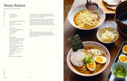 Eine Schüssel Shoyu-Ramen mit Eiern, Schweinefleisch und Algen.