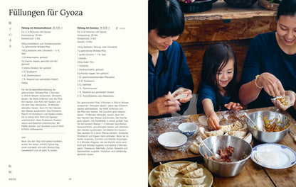 Eine Familie sitzt an einem Tisch und faltet gemeinsam Gyoza-Teigtaschen.
