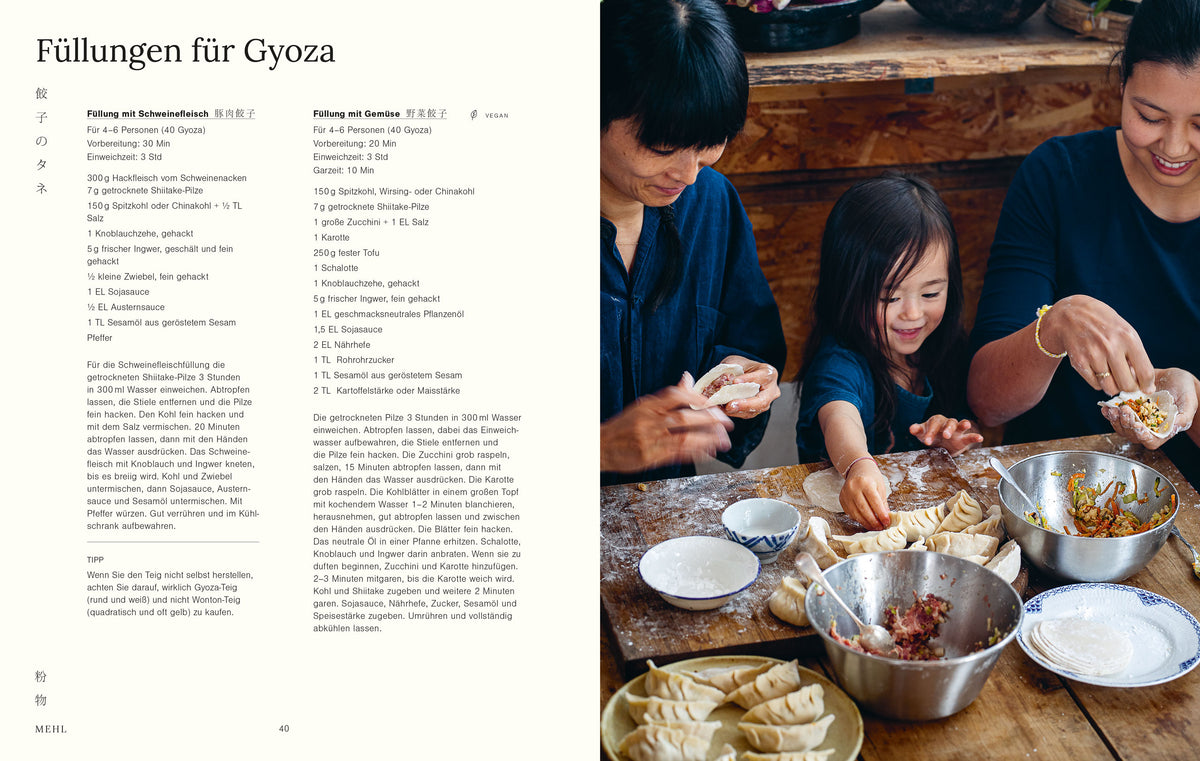 Eine Familie bereitet Gyoza zu und lächelt dabei, Geschenkset Japan Home Kitchen sichtbar.