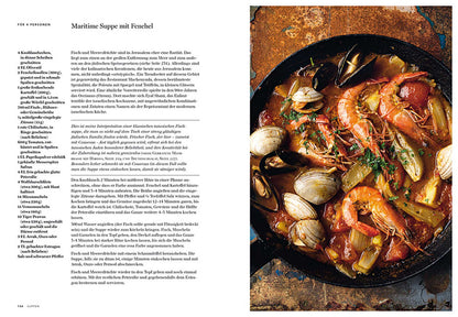 Meeresfrüchteeintopf mit Garnelen, Muscheln und Venusmuscheln in schwarzer Pfanne neben Rezepttext.