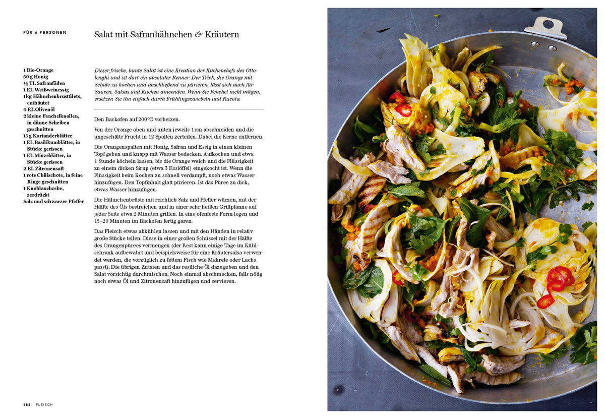 Große Salatpfanne mit Safranhähnchen, frischen Kräutern, Blattgrün und Zitronen; Geschenkset sichtbar.