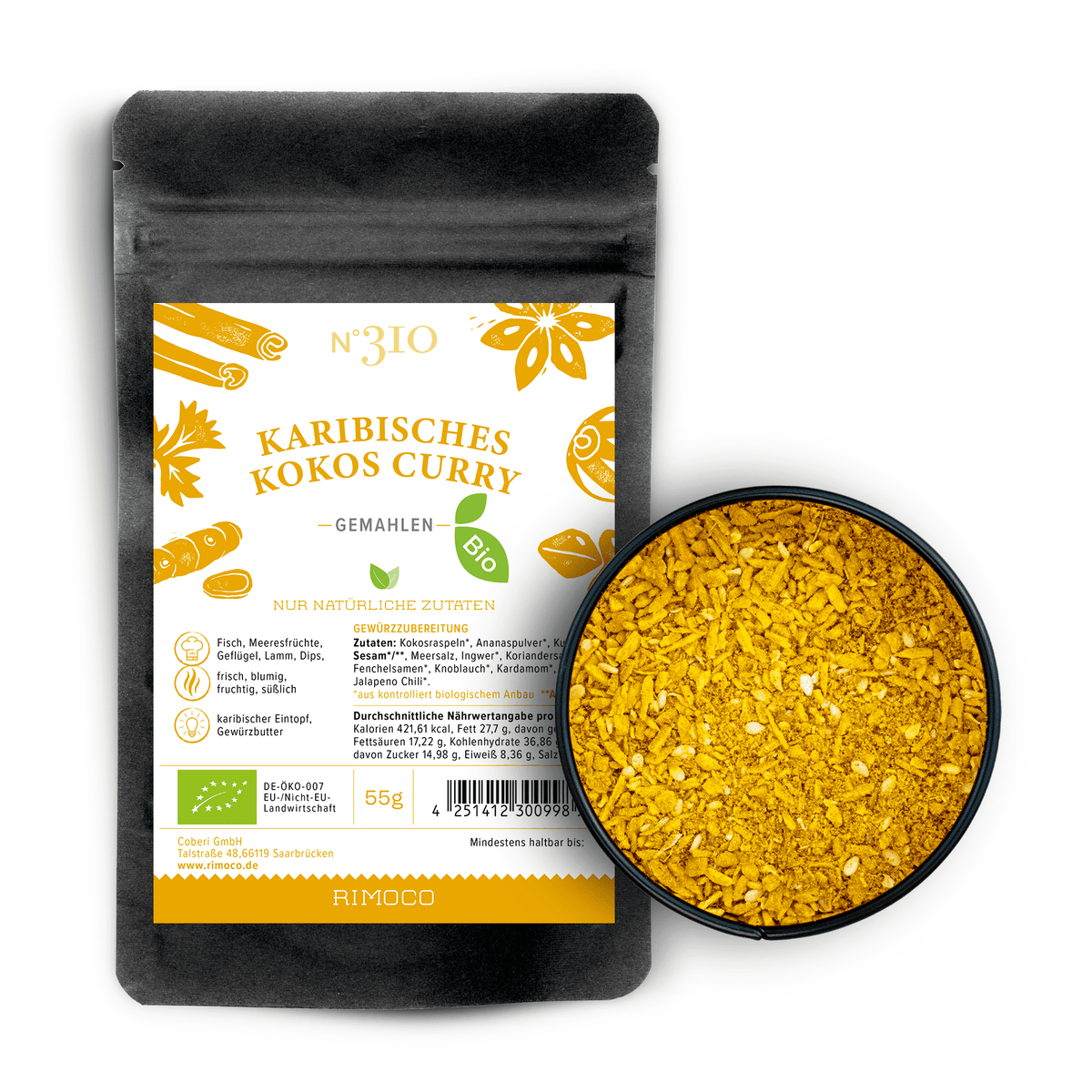 Bio Karibisches Kokos Curry Beutel neben einer Schale mit leuchtend gelbem Currypulver.