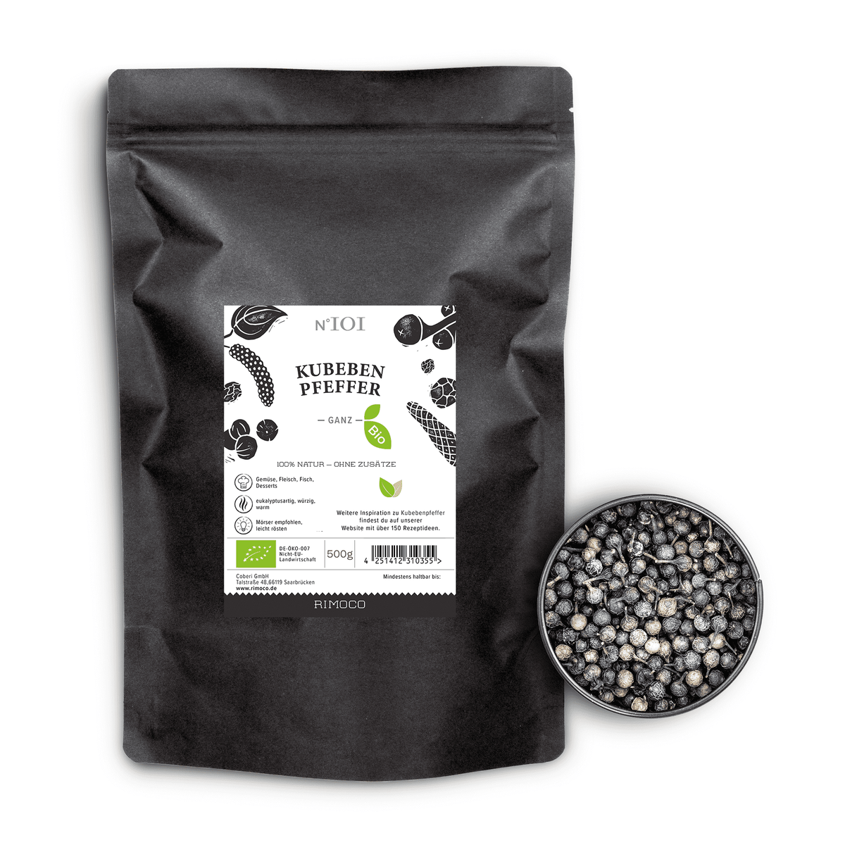Bio Kubebenpfeffer in schwarzem Beutel neben einer Schale mit ganzen Pfefferkörnern.