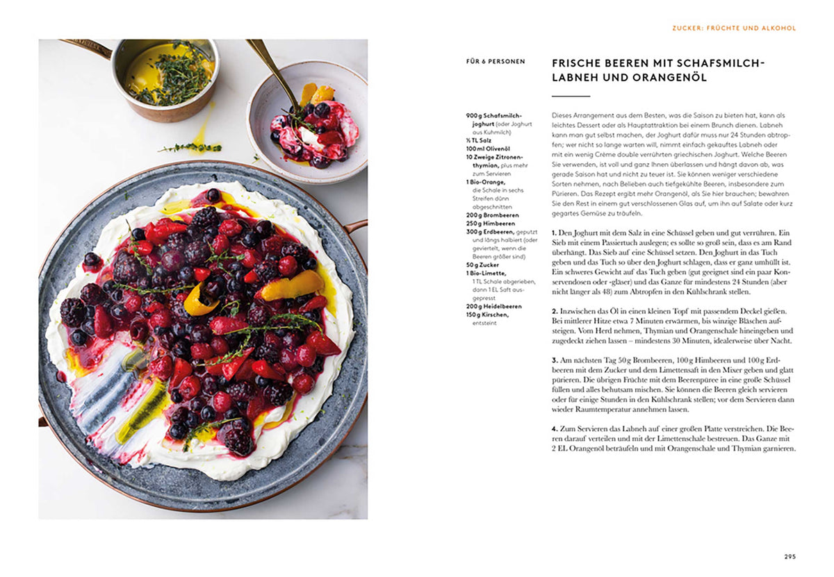 Teller mit Schlagsahne, gemischten Beeren, Orangenscheiben und Ottolenghi Flavour Rezept.