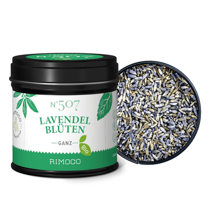 Schwarze Dose mit Aufschrift Bio Lavendelblüten, im offenen Deckel getrocknete Lavendelblüten.