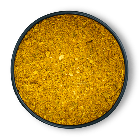 Runde schwarze Schale mit Bio Lemon Curry, von oben auf weißem Hintergrund gesehen.