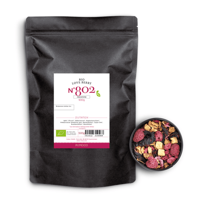 Bio Früchtetee Love Berry neben einer Schale und getrockneten Beeren.