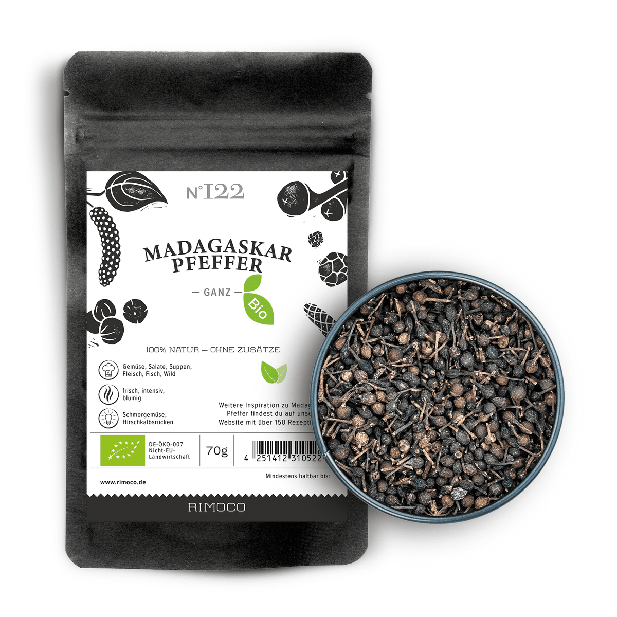 Schwarzer Beutel mit Aufschrift Bio Madagaskar Pfeffer neben einer Schale ganzer Pfefferkörner.