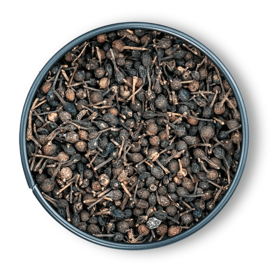 Runde Dose Bio Madagaskar Pfeffer mit ganzen getrockneten Nelken von oben auf weißem Hintergrund.