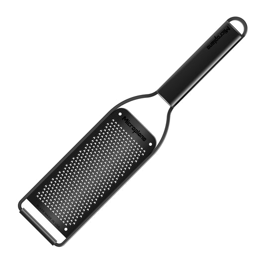 Schwarze Microplane Black Sheep Zesterreibe, breite Form mit feiner, photo-geätzter Klinge und Griff.