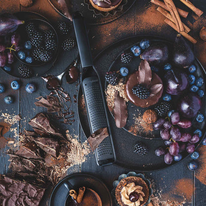 Dunkle Schokoladendesserts mit Beeren, geriebener Schokolade und einer Microplane Zesterreibe Black Sheep.