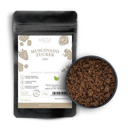 Schwarzer Beutel mit Aufschrift Muscovado Zucker neben einer Schale Muscovado-Zucker.