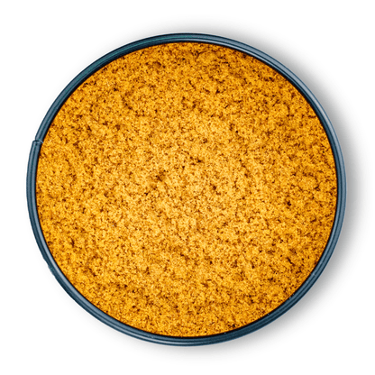 Bio Muskatblüte gemahlen in einer runden Dose, fein gemahlen, braun-goldene Farbe.