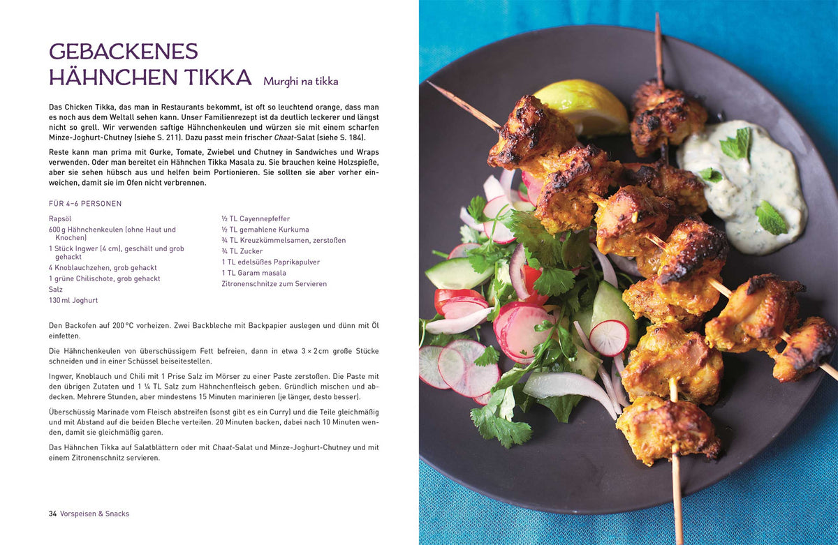 Teller mit Chicken Tikka Spießen, Salat, Joghurtdip, Zitrone und dem Geschenkset Original Indisch.