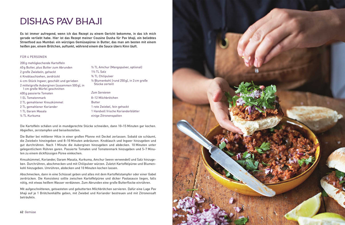 Ein Pav Bhaji Sandwich wird mit Zwiebeln belegt, daneben Original Indisch und etwas Brot auf dem Tisch.