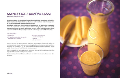 Ein Glas und ein Karaffe Mango-Lassi mit Mangostücken, daneben das Geschenkset Original Indisch.