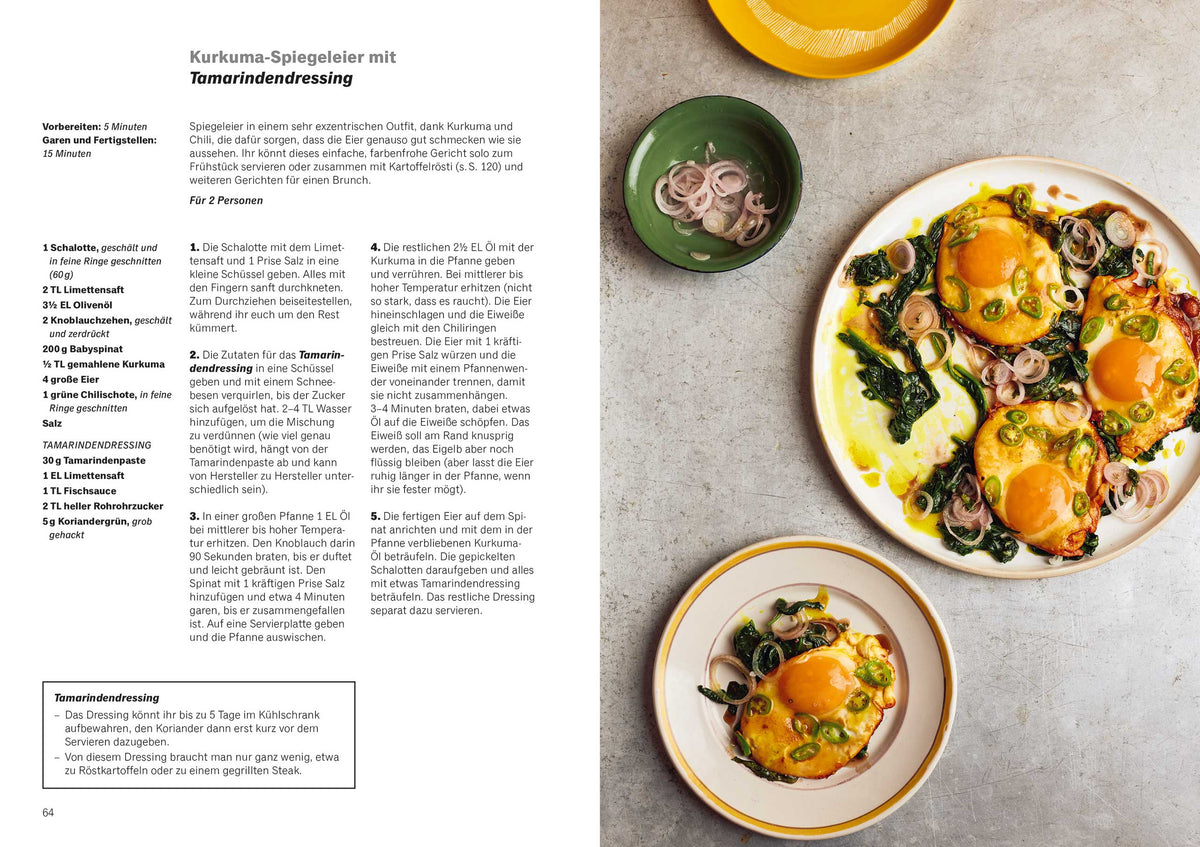 Spiegeleier mit Kräutern und Sauce, daneben Geschenkset Ottolenghi Test Kitchen: Besonders gute Dinge.