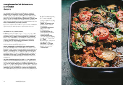 Ein Auflauf mit Auberginen, Kichererbsen und Tomaten, mit Kräutern bestreut, daneben Geschenkset Palästina.