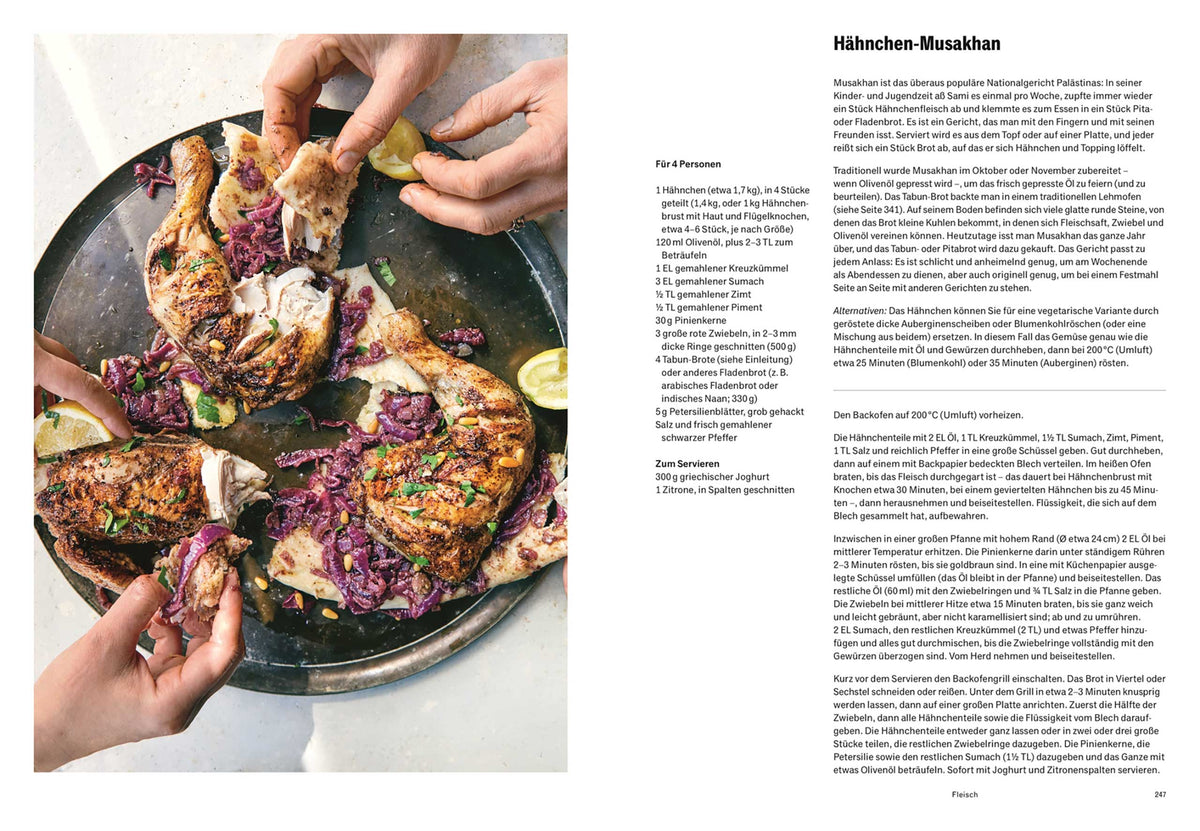 Zwei Hände reißen gegrilltes Hähnchen und Brot, dazu Rotkohlsalat und Zitronen.