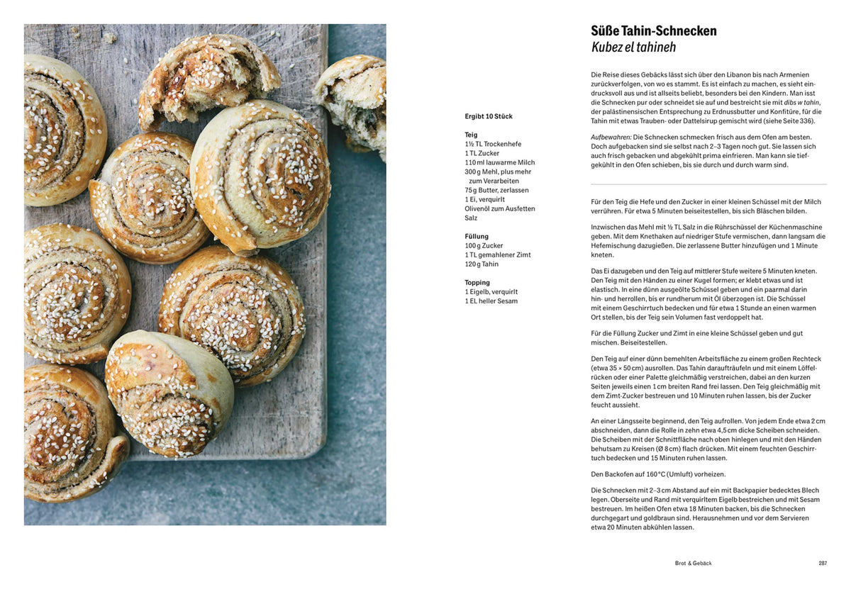 Tahini-Rollen mit Sesam auf einem Brett.