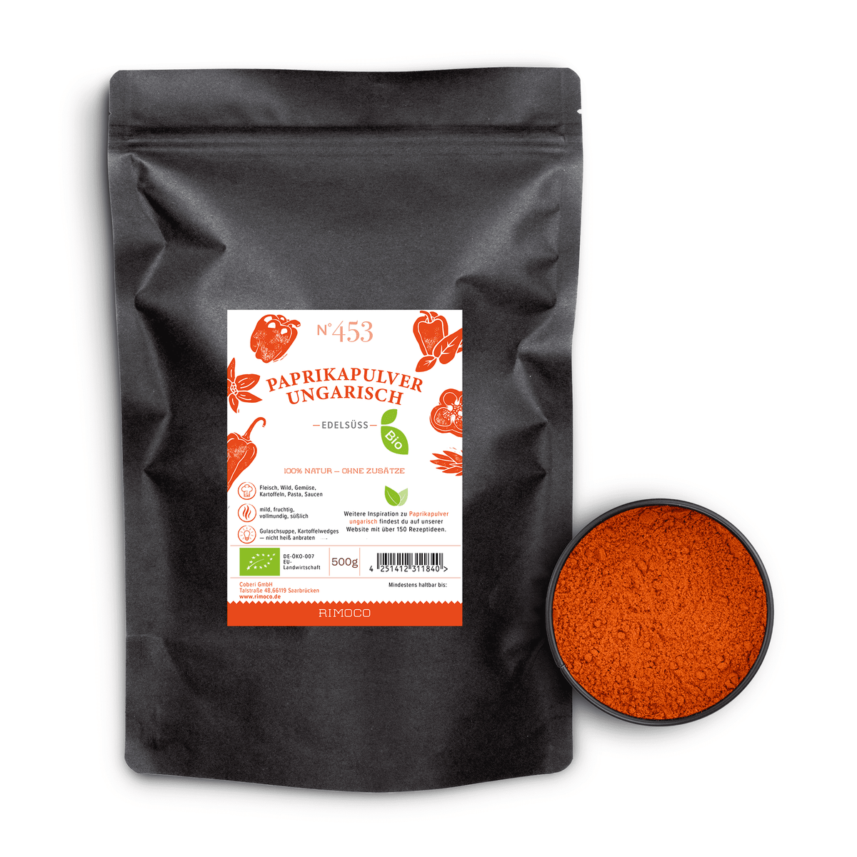 Schwarze Tüte Bio Paprikapulver ungarisch edelsüß neben einer Schale mit rotem, gemahlenem Paprika.