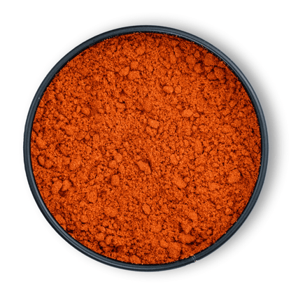 Runde schwarze Dose Bio Paprikapulver ungarisch scharf, von oben auf weißem Hintergrund.