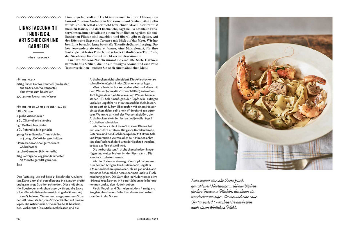 Pasta mit Thunfisch, Artischocken und Garnelen in einer weißen Schüssel.