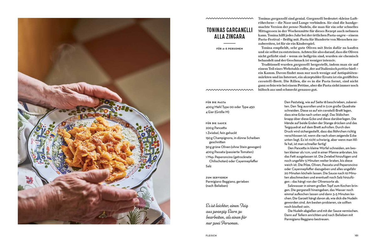 Jemand hält Pasta Tradizionale | Das geheime Wissen der Pasta Grannies über einen Fliesenboden.