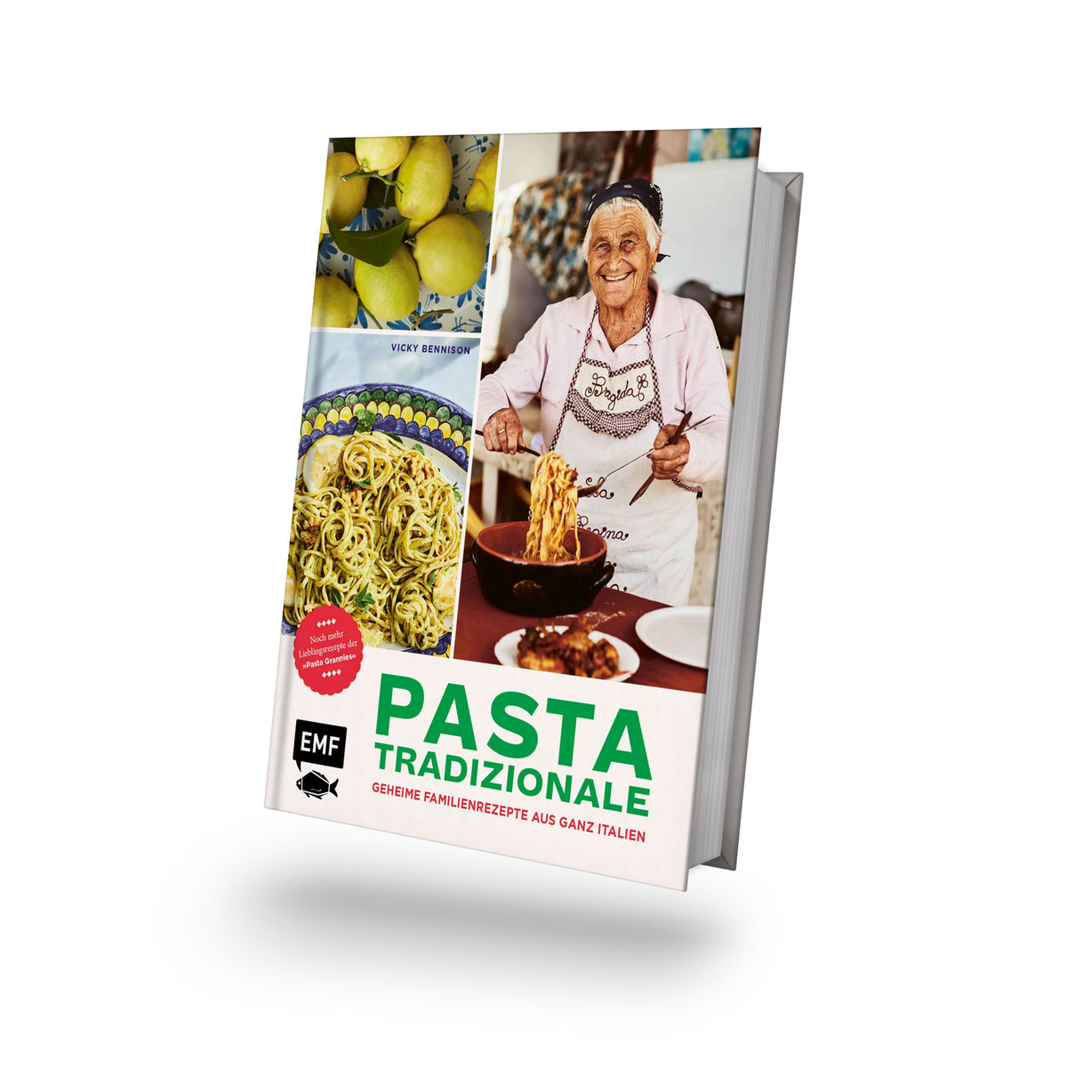 Pasta Tradizionale Geschenkset mit Rezeptheft, Zitronenfotos, Pasta und älterer Frau beim Kochen.