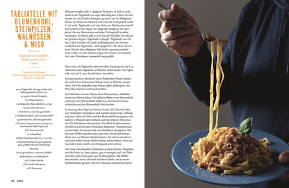 Tagliatelle mit Walnüssen auf blauem Teller, eine Hand dreht die Nudeln; links Text: Pasta & Verdura Kochbuch.