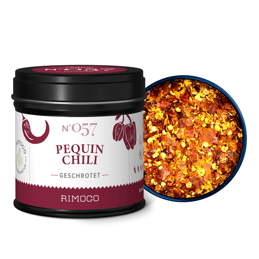 Geöffnete Dose mit gemahlenem Pequin Chili, das rot und fein gemahlen sichtbar ist.