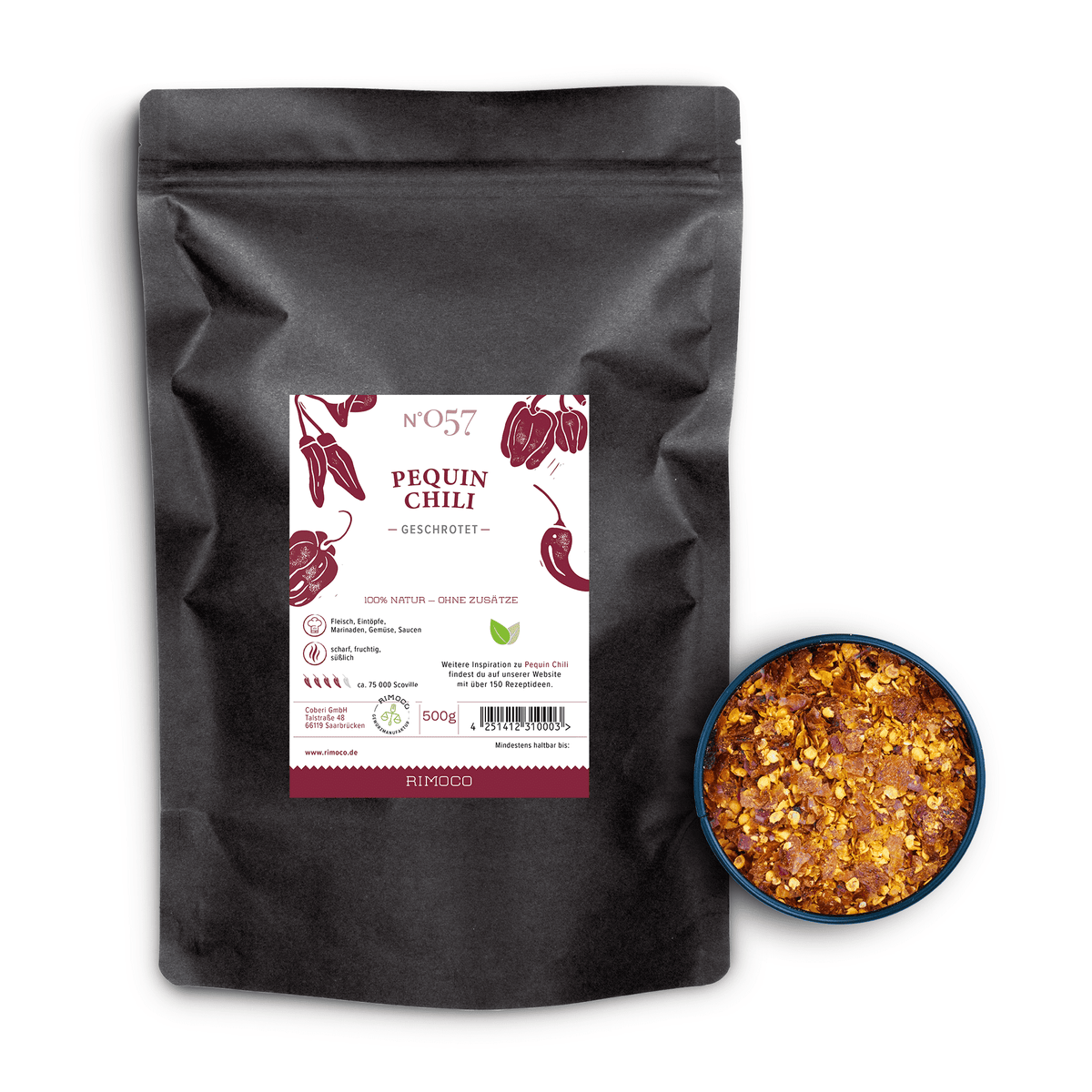 Schwarzer Beutel mit Aufschrift Pequin Chili gemahlen neben einer Schale mit groben Chiliflocken.