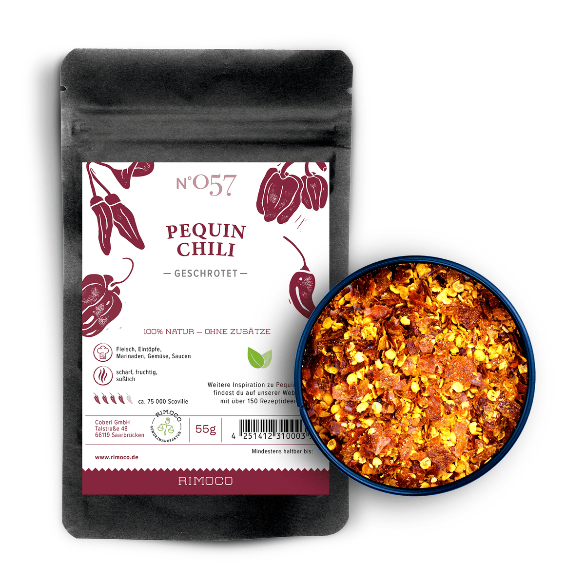 Pequin Chili gemahlene Packung mit einer Schale Chiliflocken daneben auf weißem Hintergrund.