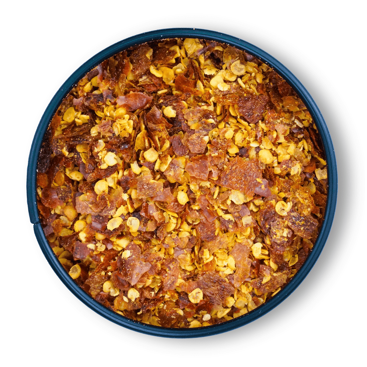 Pequin Chili gemahlen in rundem Behälter vor weißem Hintergrund.