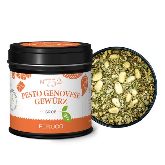 Nahaufnahme von Kräutern und Pinienkernen in einer Dose mit Aufschrift Bio Pesto Genovese.
