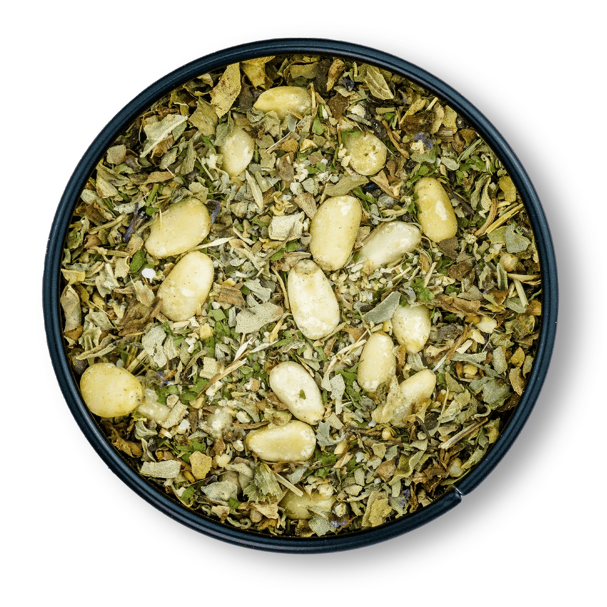 Bio Pesto Genovese in rundem Behälter mit gemischten getrockneten Kräutern und ganzen Pinienkernen.