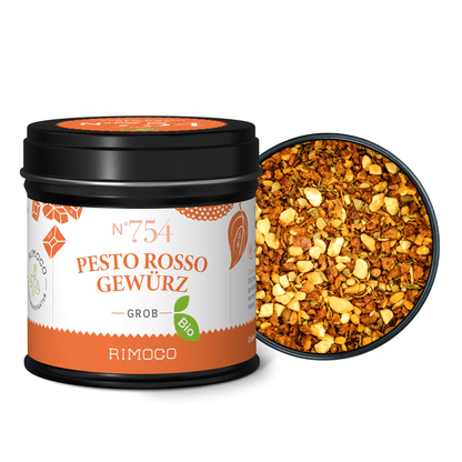 Ein offenes Glas Bio Pesto Rosso zeigt die grobe, leuchtend rote italienische Sauce im Inneren.