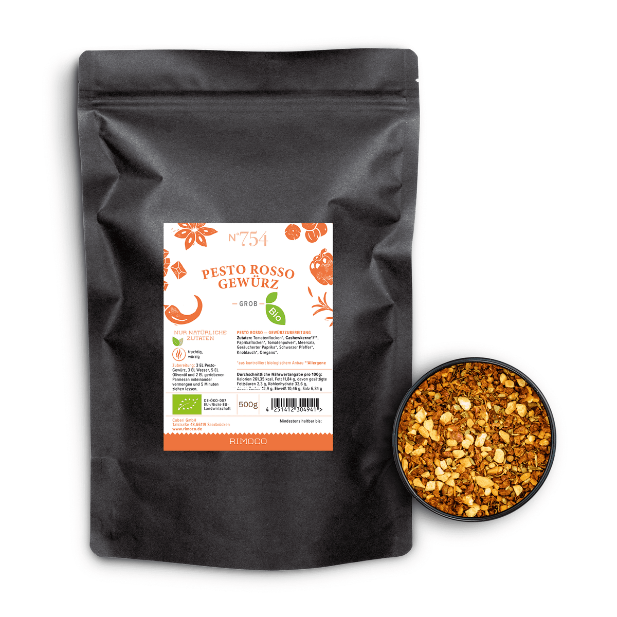 Schwarze Bio Pesto Rosso Packung neben einer Schale mit cremiger italienischer Pestosauce.