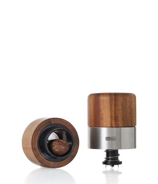 Zwei Muskato Muskatmühlen, eine aus Holz und eine aus Metall; eine aufrecht, eine mit sichtbarem Innenleben.