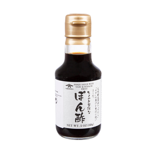 Yamaroku Sojasauce Tsuru Bishio Flasche vor weißem Hintergrund.