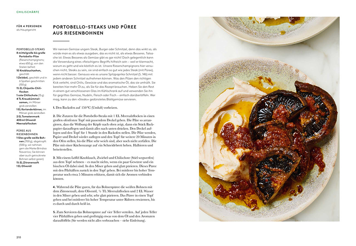 Ein Teller mit Portobello-Steaks, weißem Bohnenpüree und aromatischen Soßen.