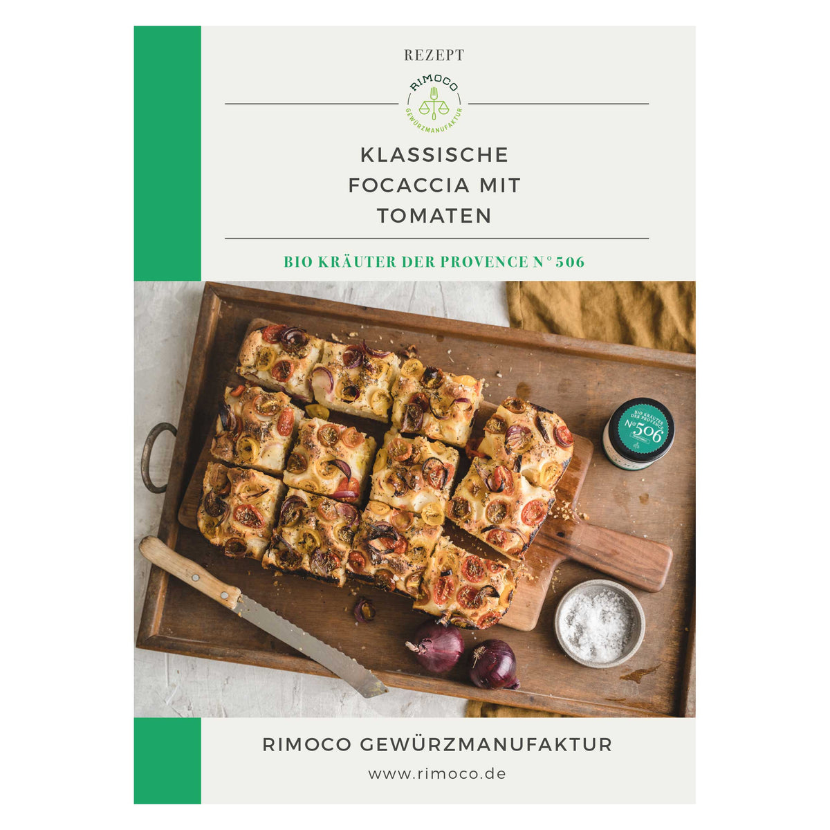 Eine Blech Tomaten-Focaccia mit Probierset Mediterrane Gewürze, Kräutern, Messer und kleiner Schale.