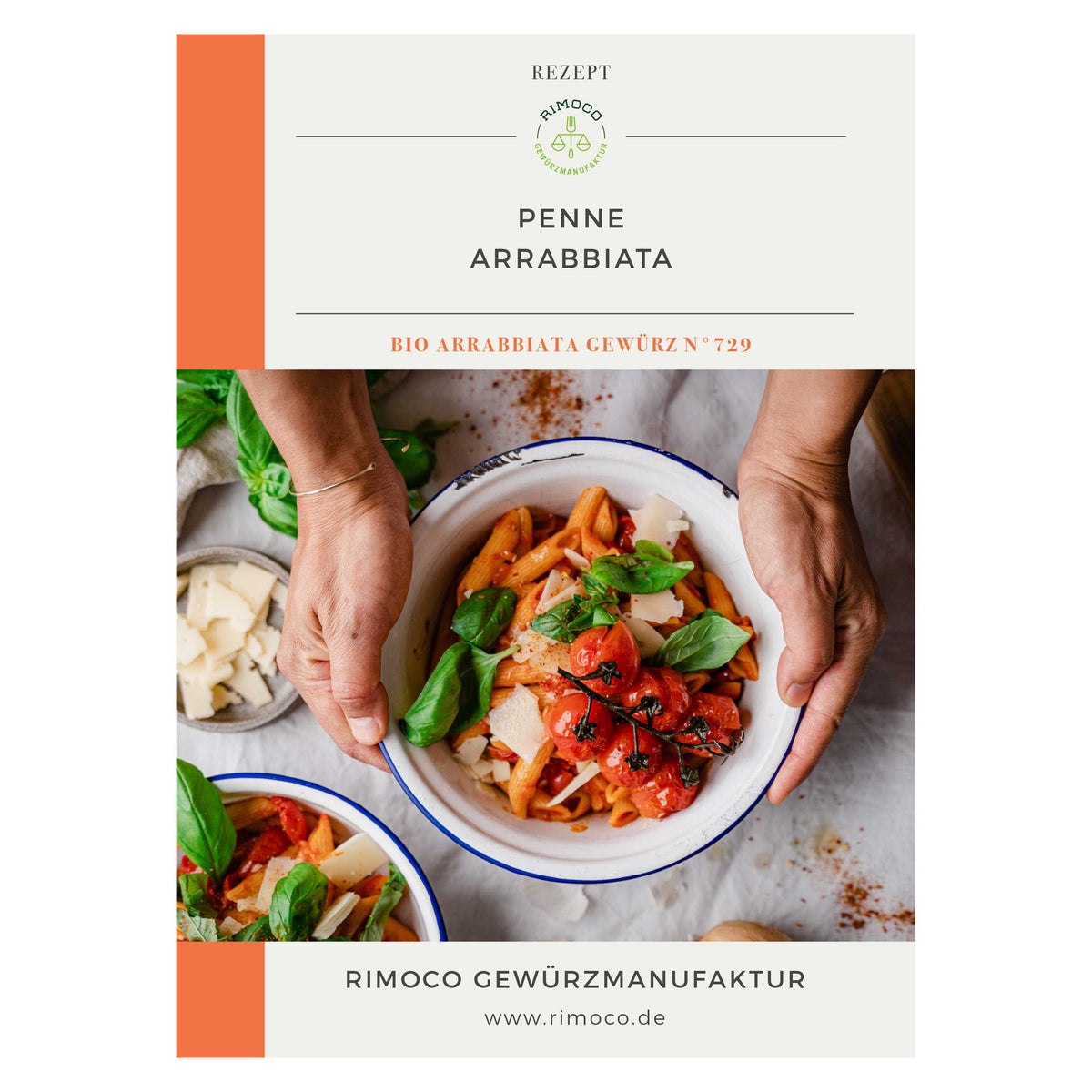Hände halten eine Schüssel Penne Arrabbiata mit Basilikum, Käse und Probierset Mediterrane Gewürze.