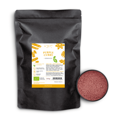 Bio Purple Curry in schwarzer Tüte mit einer kleinen Schale orientalischer Gewürze daneben.